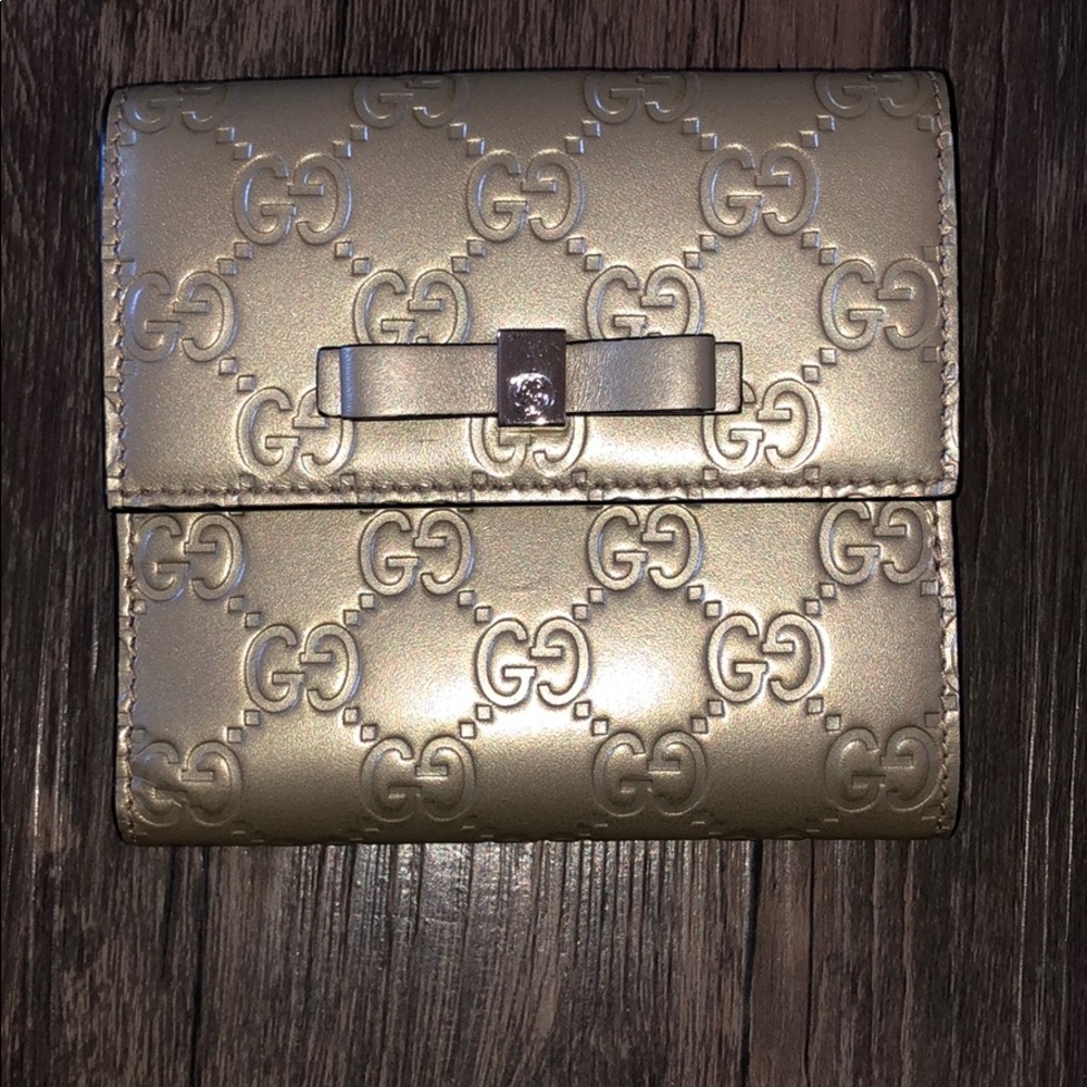 Gold bow Gucci signature wallet